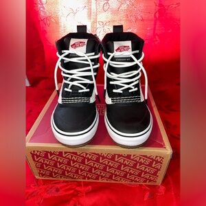 VANS Standard Mid Snow MTE Black White Snow Boots Men's Size 9, Women’s 10